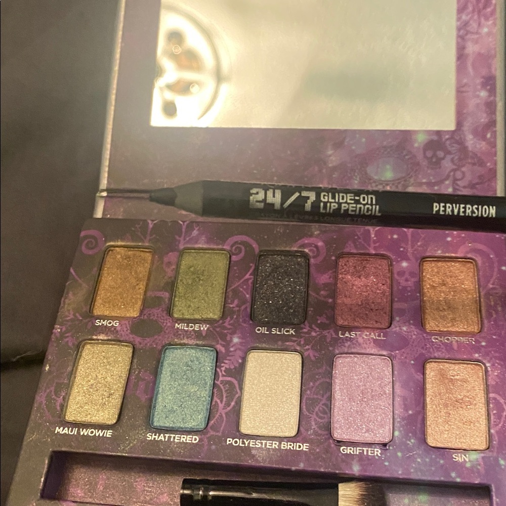 Urban Decay Eyeshadow Palette - Bold and Shimmering Hues bonus black liner - Picture 5 of 6